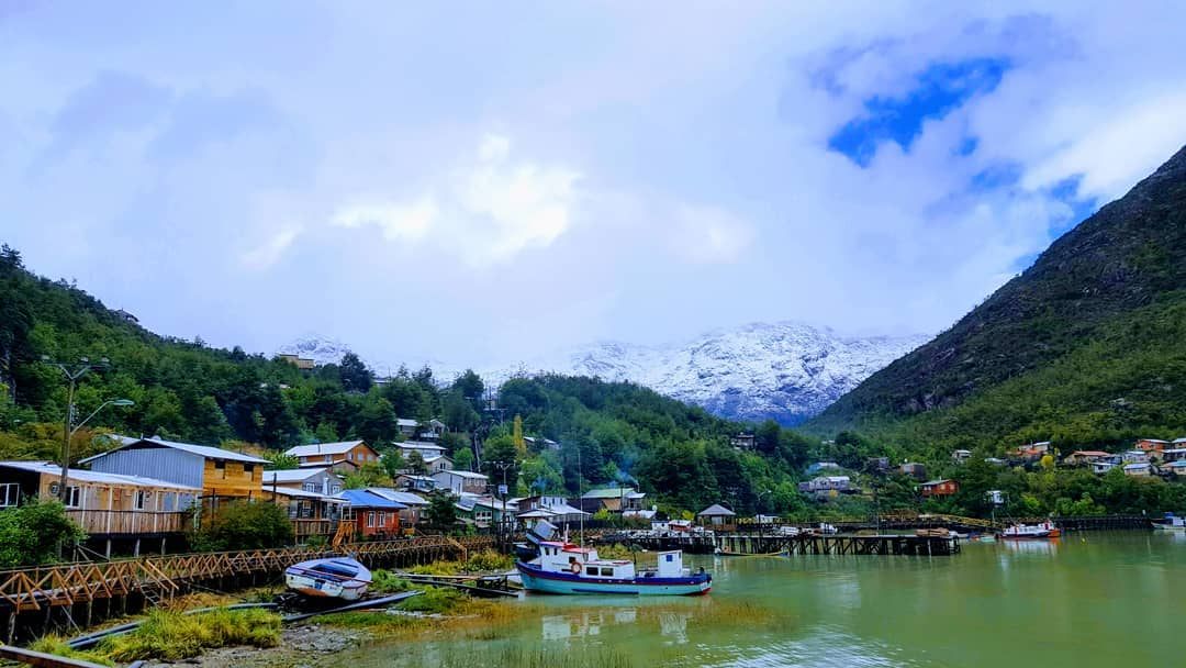 Bahía de Caleta Tortel rodeada de montañas nevadas