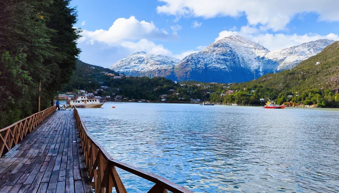 Pasarela frente al agua y las montañas